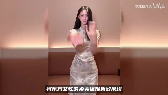颜值身段双在线！女篮卓识身着旗袍，1米9高挑身材貌美五官大气